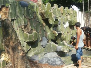 Pembuatan kolam batu alam di Lubang buaya